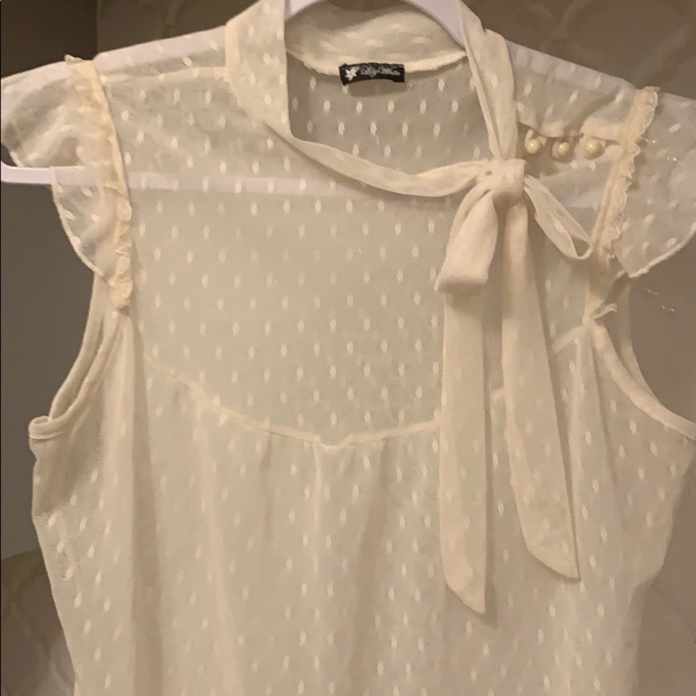 Gorgeous Lily White Top🌸 - Picture 3 of 8